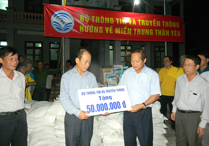 Bộ trưởng Bộ Thông tin-Truyền thông Trương Minh Tuấn và các đơn vị trực thuộc trao tiền và hàng cứu trợ người dân vùng lũ huyện Tuyên Hoá.