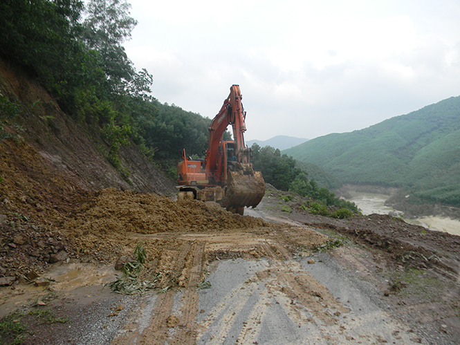 Khẩn trương khắc phục những tuyến đường bị sạt lở, hư hỏng ở Tuyên Hoá.