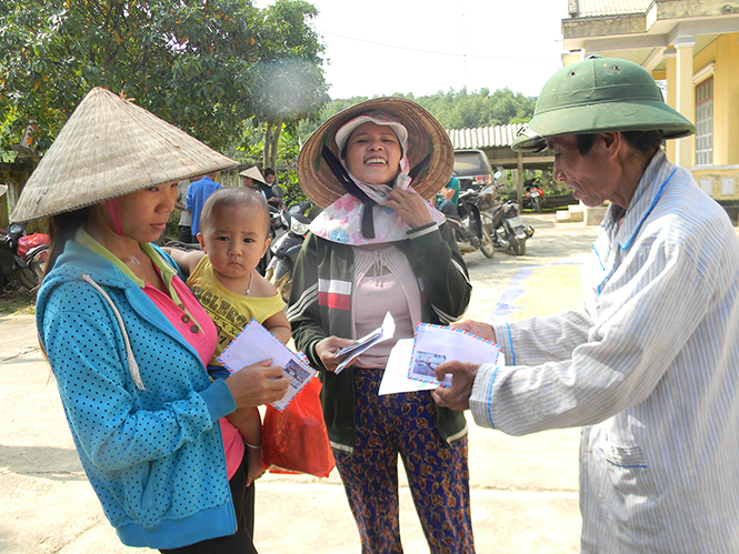 Niềm vui của người dân Tuyên Hoá bị thiệt hại do lũ lụt khi nhận được nhận tiền, quà cứu trợ.