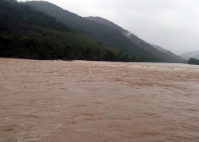 Nước dâng cao ở thượng nguồn sông Giang (chụp lúc 9 giờ ngày 31-10). Ảnh: Đức Trường