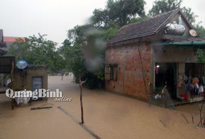 Nước lũ tràn vào nhà dân ở xã Châu Hoá.