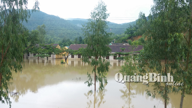 Các trường học ở địa bàn xã Cảnh Hóa (Quảng Trạch) sáng nay đã chủ động cho học sinh nghỉ học vì nước lũ lại ngập trường.