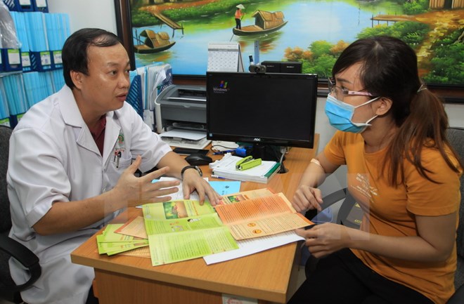 Một trường hợp sốt, phát ban, đau cơ được bác sỹ bệnh viện quận 2 khám, tư vấn và lấy mẫu máu gửi về Viện Pasteur Hồ Chí Minh xét nghiệm. (Ảnh: Phương Vy/TTXVN)