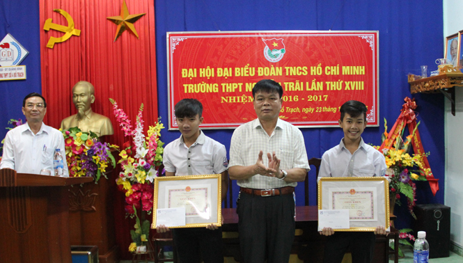 Lãnh đạo Sở GD-ĐT trao thưởng cho hai học sinh Hồ Văn Thành và Hồ Văn Đức, Trường THPT Nguyễn Trãi,