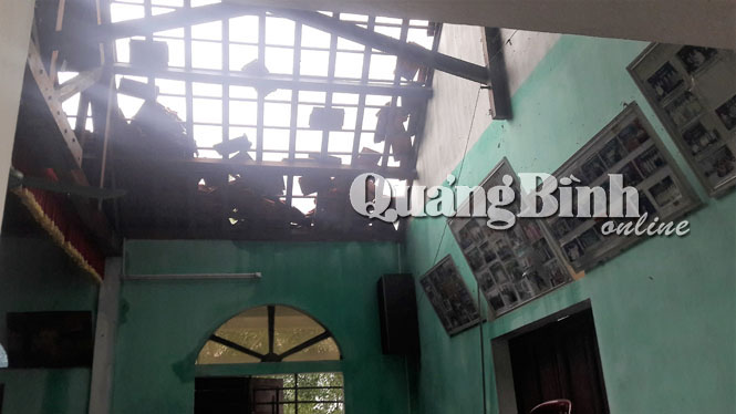 Mái nhà của các hộ dân thôn Thạch Bàn, xã Phú Thủy (Lệ Thủy) bị hư hại hoàn toàn.