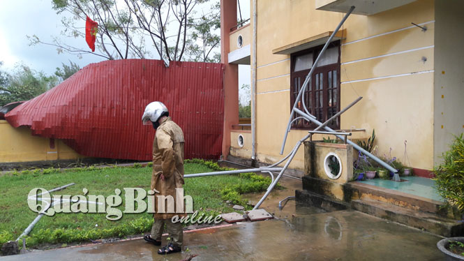 Trường mầm non Phú Thủy bị hư hại nghiêm trọng do lốc xoáy.