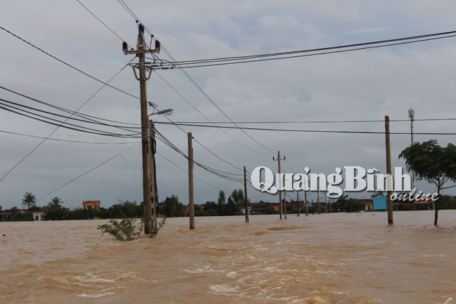 Nhiều tuyến đường giao thông ở Lệ Thủy đã bị nước lũ nhấn chìm.