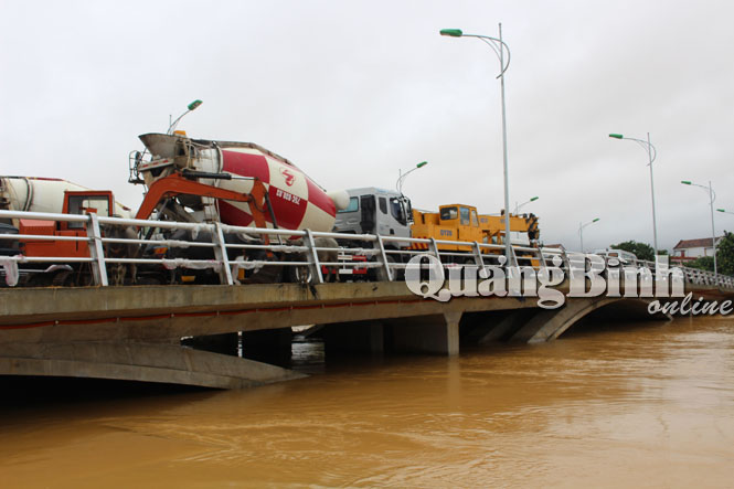 Cầu Phong Xuân trở thành nơi cất giữ phương tiện, xe máy của người dân và các doanh nghiệp.