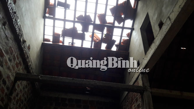 Mái nhà của một hộ dân ở xã Phú Thủy bị lốc xoáy làm hư hại.