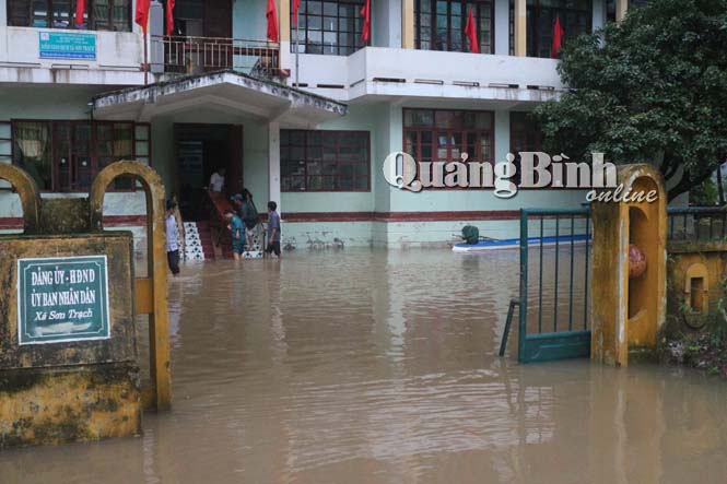 Nước ngập sâu tại trụ sở UBND xã Sơn Trạch.