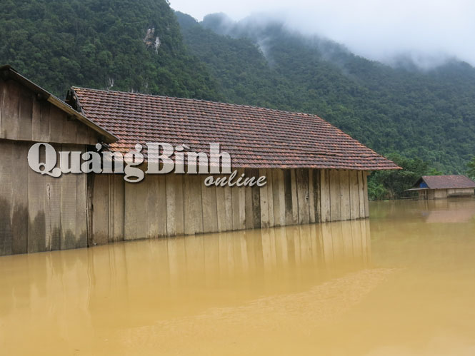Nhiều nhà dân thôn Phú Nhiêu bị ngập sâu trong lũ