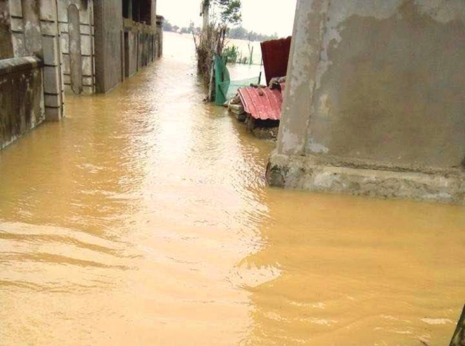  Nhiều nhà dân vùng cồn bãi thị xã Ba Đồn ngập sập trong nước lũ     