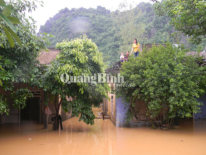 Nhà dân ở thôn chợ Cuồi, xã Tiến Hoá bị ngập lũ.