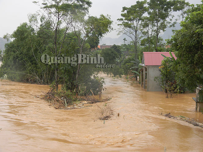 Nước lũ tràn vào nhà dân ở xã Châu Hoá