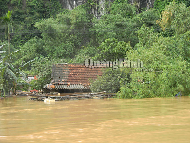 Nhiều nhà dân ở huyện Tuyên Hoá đã bị lũ ngập tới nóc.