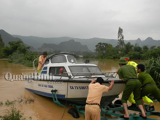 Ca nô của lực lượng Công an tỉnh được tăng cường đến vùng lũ Tuyên Hoá để hỗ trợ công tác ứng cứu người dân.