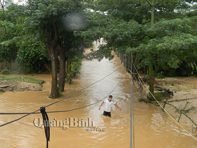 Nhiều tuyến đường giao thông liên xã, thôn ở huyện Tuyên Hoá bị ngập lũ.