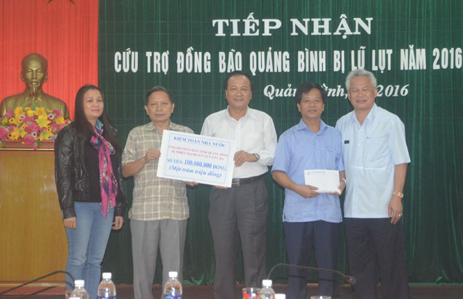 Đồng chí Trần Văn Tuân, Ủy viên Ban Thường vụ Tỉnh ủy, Chủ tịch Ủy ban MTTQVN tỉnh tiếp nhận hỗ trợ từ Kiểm toán Nhà nước.