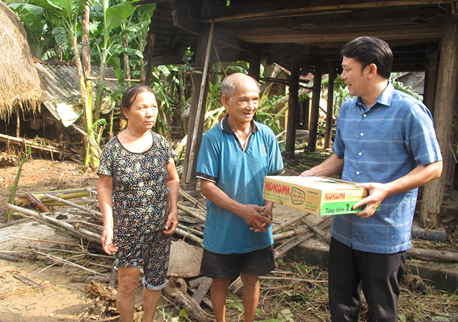 Lãnh đạo huyện Quảng Trạch thăm hỏi, trao quà cho người dân có nhà bị lũ cuốn trôi tại xã Cảnh Hóa.