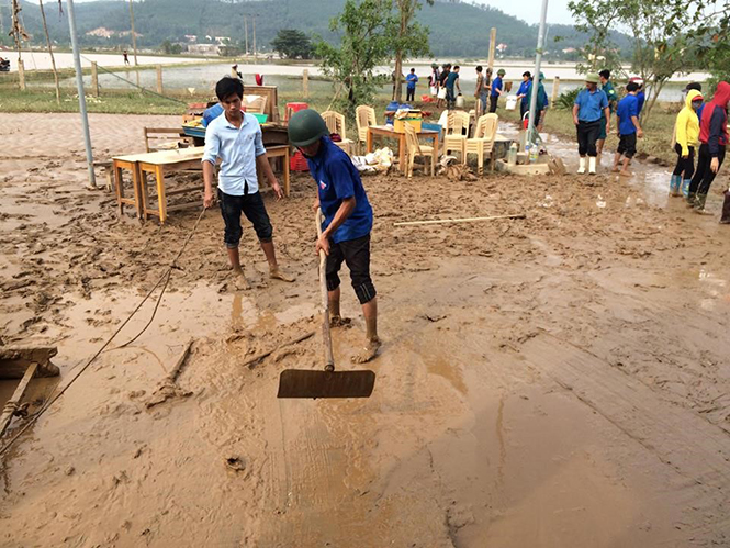 Tuổi trẻ Quảng Trạch xung kích tình nguyện giúp người dân khắc phục hậu quả lũ lụt.