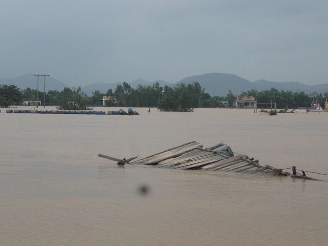 Thôn Thuận Hòa, xã Quảng Trường bị lũ vẫn bị cô lập do cầu phao bắc qua thôn bị lũ làm đứt gãy