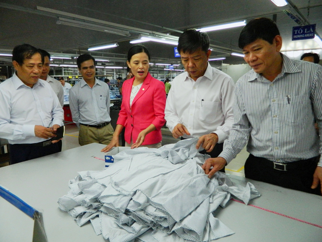 Đồng chí Nguyễn Hữu Hoài, Phó Bí thư Tỉnh uỷ, Chủ tịch UBND tỉnh kiểm tra thực địa tình hình hoạt động sản xuất giai đoạn 1 của Nhà máy may S&D