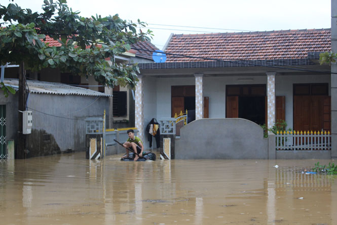 Nhà dân ở xã Lộc Thủy bị ngập lụt.
