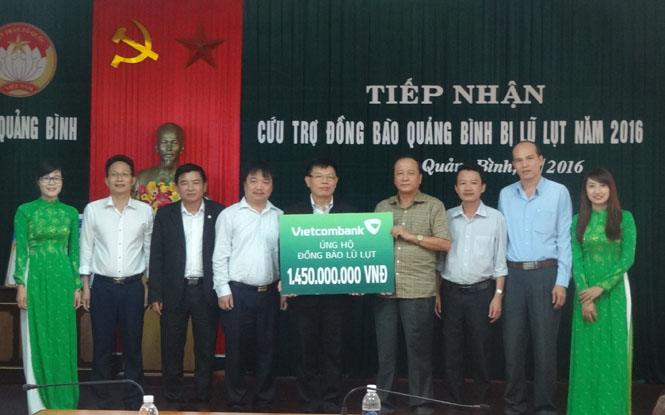 Đồng chí Trần Văn Tuân, Ủy viên ban Thường vụ Tỉnh ủy, Chủ tịch Ủy ban MTTQVN tỉnh tiếp nhận cứu trợ của Vietcombank.