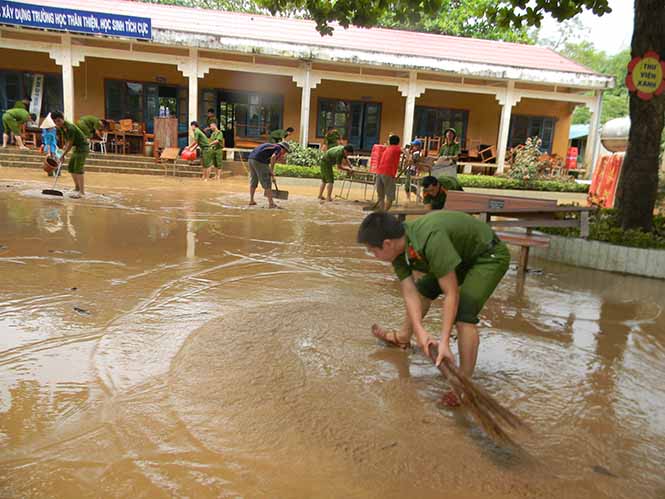 Lực lượng Công an huyện Tuyên Hoá về giúp xã Văn Hoá dọn dẹp vệ sinh ở trường học sáng 2-11-2016
