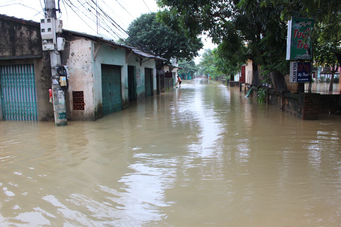 Hầu hết các tuyến đường giao thông nông thôn ở vùng giữa huyện Lệ Thủy bị ngập chìm trong lũ.