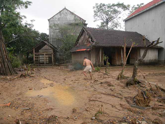 Bùn đất ngập nhà dân sau lũ kép.