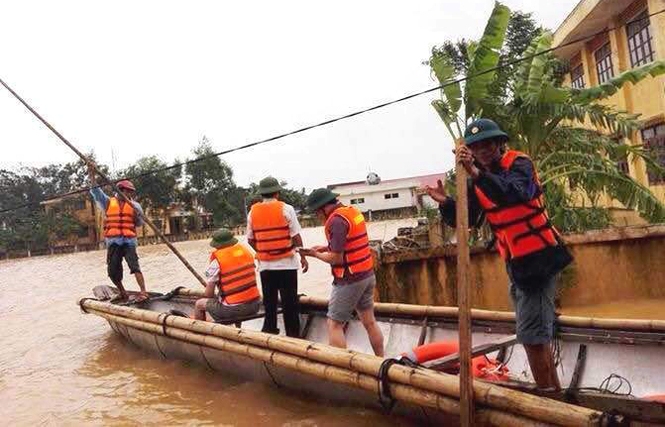 Lực lượng PCTT và TKCN xã Quảng Hải đi khảo sát tình hình mưa lũ và hỗ trợ người dân khi có tình huống cấp bách xảy ra