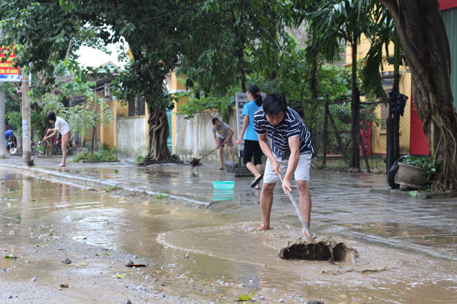 Người dân xã Xuân Thủy vệ sinh các trục đường giao thông sau lũ.