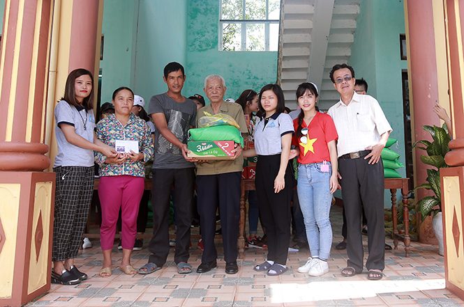Hội đồng hương Quảng Bình tại Hà Nội trao quà hỗ trợ cho bà con tại phường Bắc Nghĩa.