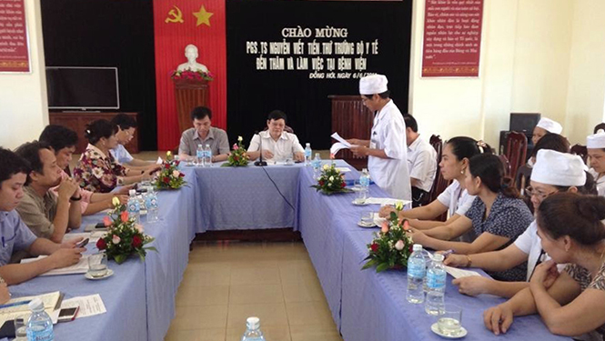Thứ trưởng Bộ Y tế Nguyễn Việt Tiến thăm và làm việc tại Bệnh viện đa khoa thành phố Đồng Hới.