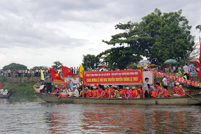 Một đoàn du lịch MICE đã lựa chọn lễ hội bơi, đua thuyền truyền thống trên sông Kiến Giang làm điểm đến.