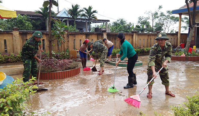 Cán bộ, chiến sĩ BĐBP giúp Trường mầm non xã Phù Hóa dọn dẹp vệ sinh sau lũ.