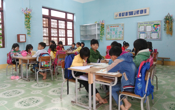 Sáng nay bắt đầu buổi học đầu tiên sau trận lũ kép của học sinh Trường tiểu học Quảng Minh B, thuộc vùng cồn bãi - rốn lũ của thị xã Ba Đồn.