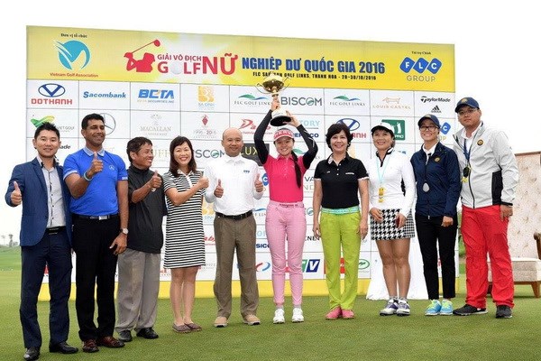 Tay golf Hanako Kawasaki tại lễ trao giải. (Nguồn: Vietnam+)