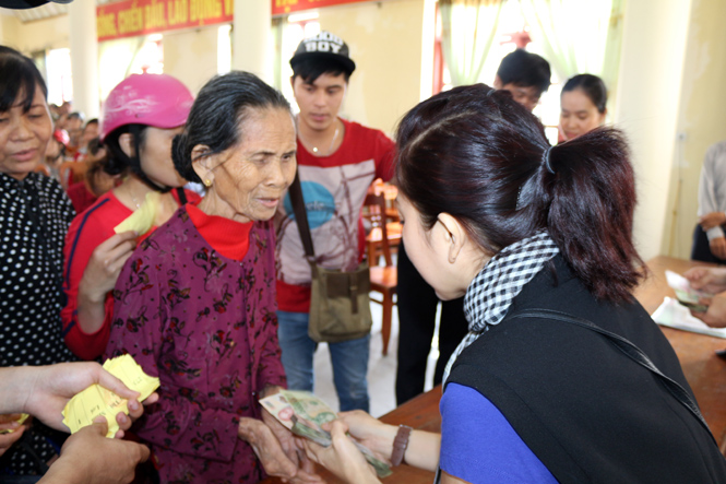 Các nghệ sỹ đoàn từ thiện “Tài khoản An Vui” thành phố Hồ Chí Minh  trao quà cho bà con vùng lũ tỉnh ta