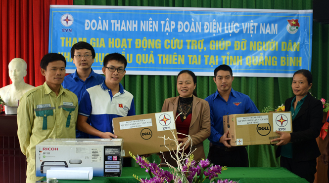  Đoàn TNCS Hồ Chí Minh trao quà cho các Trường tiểu học số 1 Quảng Hòa