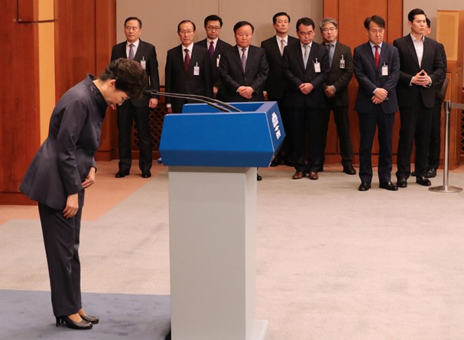 Bà Park Geun-hye cúi đầu xin lỗi vì bê bối chính trị (Nguồn: Reuters)