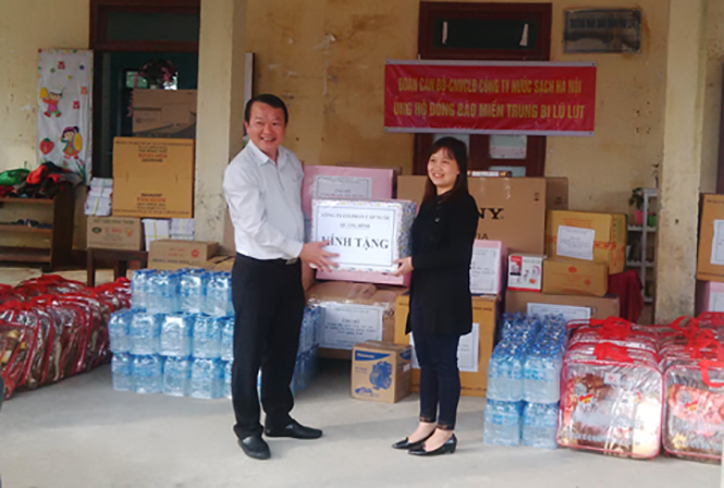 Đại diện lãnh đạo Công ty cổ phần Cấp nước Quảng Bình trao quà cho tập thể giáo viên trường mầm non Quảng Lưu, huyện Quảng Trạch