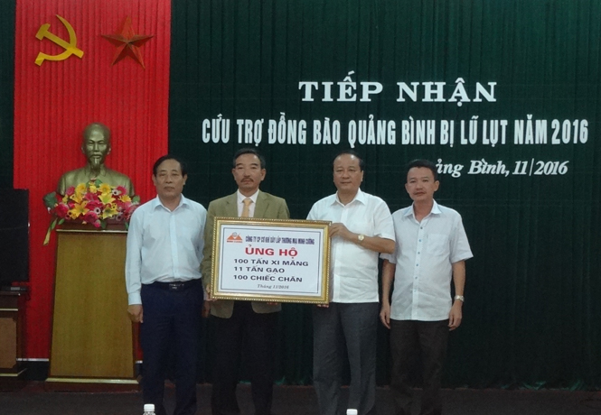 Đồng chí Trần Văn Tuân, Ủy viên Ban Thường vụ Tỉnh ủy, Chủ tịch Ủy ban MTTQVN tỉnh tiếp nhận hỗ trợ của Công ty cổ phần cơ khí xây lắp thương mại Minh Cường.