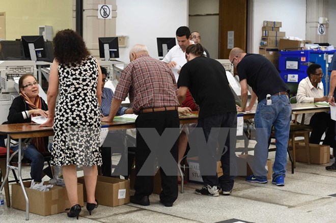 Cử tri xếp hàng chờ bỏ phiếu sớm tại một điểm bầu cử ở Miami, Florida ngày 3-11. (Nguồn: AFP/TTXVN)