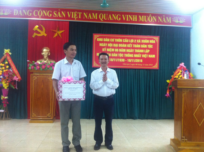 Đồng chí Trần Quang Minh, Phó Chủ tịch Ủy ban MTTQVN tỉnh đã tặng quà cho các gia đình chính sách ở thôn Cầu Lợi