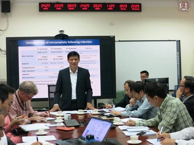 Thứ trưởng Bộ Y tế Nguyễn Thanh Long chủ trì cuộc họp ứng phó với dịch Zika. (Ảnh: PV/Vietnam+)