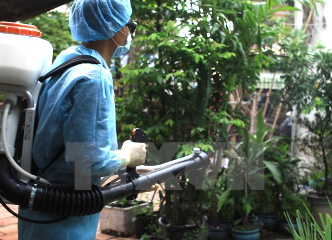 Nhân viên Y tế dự phòng địa phương phun thuốc diệt muỗi và lăng quăng khi phát hiện trường hợp nhiễm virus Zika tại quận 9, Thành phố Hồ Chí Minh. (Ảnh: Phương Vy/TTXVN)