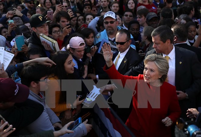 Ứng cử viên đảng Dân chủ Hillary Clinton trong cuộc vận động tranh cử tại Đại học Pittsburgh ở thành phố Pittsburgh thuộc bang Pennsylvania ngày 7-11. (Nguồn: AFP/TTXVN)