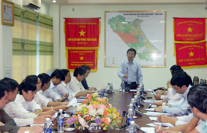 Đồng chí Nguyễn Hữu Hoài, Phó Bí thư Tỉnh ủy, Chủ tịch UBND tỉnh phát biểu tại buổi làm việc.